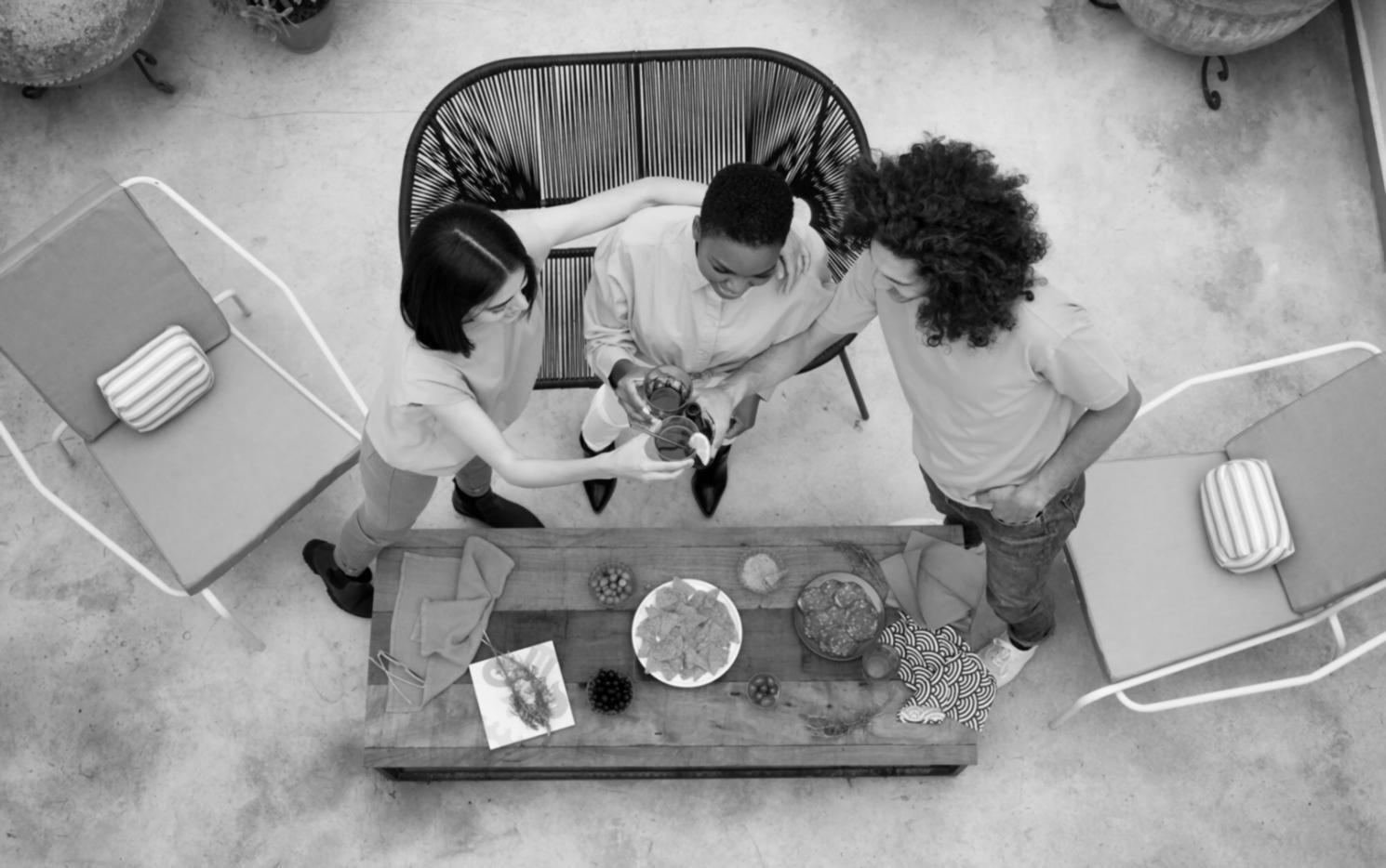 Modernes Büro mit Arbeitsplätzen für Finanzanalyse